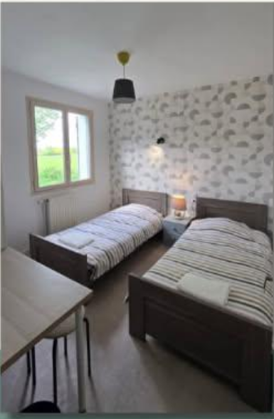 Chambre 1 avec deux lits simples 90×190, lumineuse et rénovée