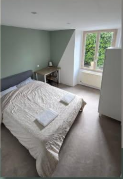 Chambre 3 avec lit double 140×200, intime, bureau adjacent