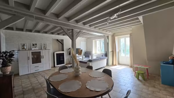 Salon salle à manger, poutres apparentes